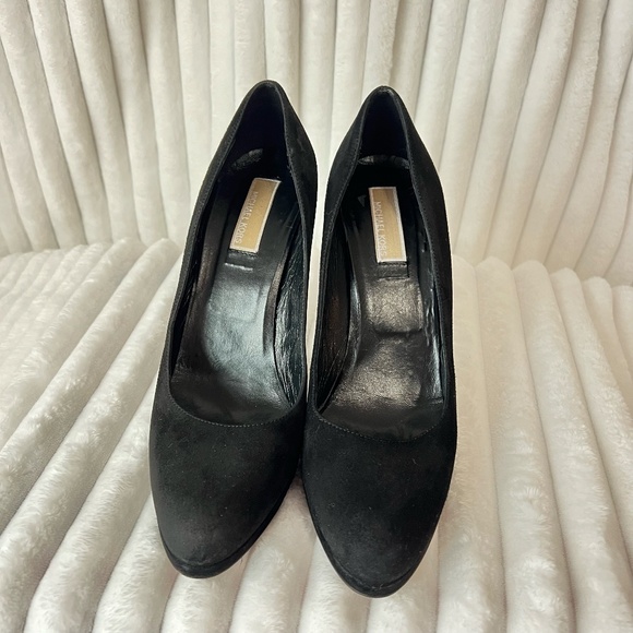 Michael Kors Suede Black 4 1/2 " Heel + 1/2 " Plato Pumps Size 8 1/2 - Picture 2 of 12